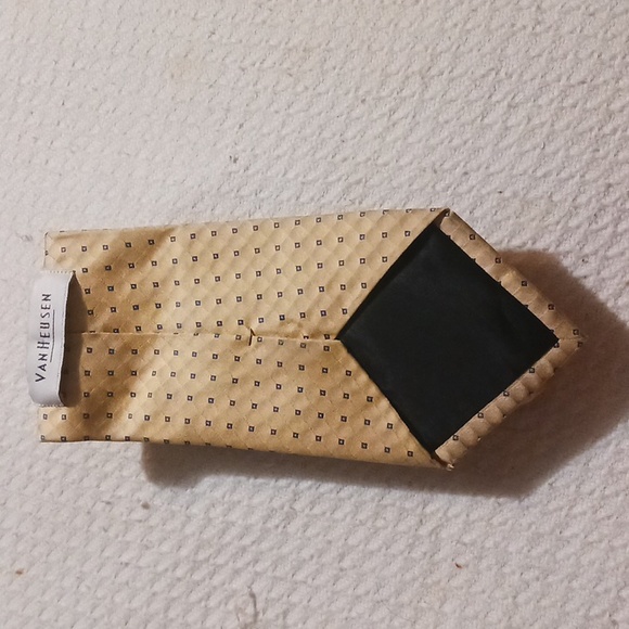 used Van Heusen silk tie. - Picture 2 of 3